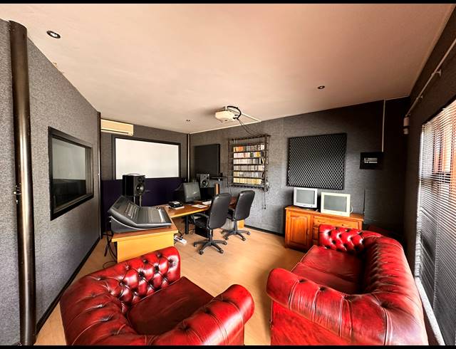 400M² OFFICE FOR SALE IN MELVILLE